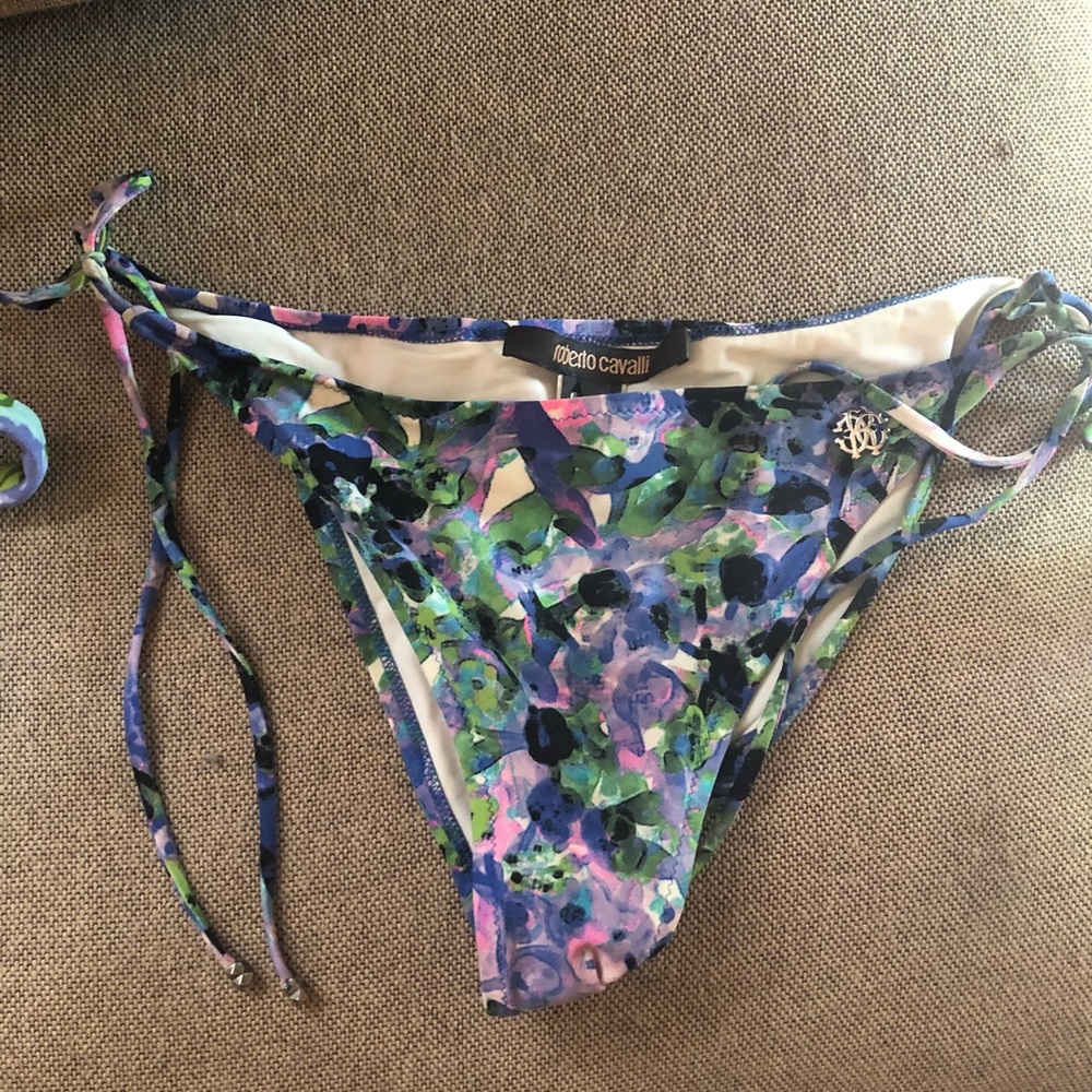 Not for sale, iso the top to this bikini